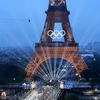 Màn trình diễn ánh sáng tại khu vực Tháp Eiffel trong Lễ Khai mạc Olympic Paris 2024. (Ảnh: THX/TTXVN)