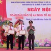 Trao Bằng khen của Bộ Công an cho tập thể có thành tích xuất sắc trong phong trào toàn dân bảo vệ an ninh Tổ quốc. (Ảnh: Đức Hạnh/TTXVN)