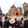 Du khách tại khu du lịch Sun World Ba Na Hills (thành phố Đà Nẵng). (Ảnh: Trần Lê Lâm/TTXVN)