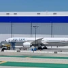 Máy bay Boeing 787 Dreamliner tại sân bay quốc tế Los Angeles ở bang California (Mỹ). (AFP/TTXVN)