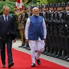 Thủ tướng Ba Lan Donald Tusk (trái) và Thủ tướng Ấn Độ Narendra Modi duyệt đội danh dự tại lễ đón ở Warsaw (Ba Lan), ngày 22/8/2024. (Ảnh: PAP/TTXVN)