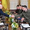 Tổng thống Ukraine Volodymyr Zelensky (phải) trong cuộc gặp Tổng thống Mỹ Joe Biden (trái) ở Washington D.C. hồi năm ngoái. (Ảnh: AFP/TTXVN)