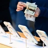 Điện thoại iPhone được bày bán tại một cửa hàng của Apple ở California (Mỹ). (Ảnh: AFP/TTXVN)