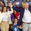 Phó Tổng thống Mỹ Kamala Harris (trái) và ứng viên liên danh tranh cử Tim Walz trong cuộc vận động bầu cử ở Detroit, bang Michigan, ngày 7/8/2024. (Ảnh: THX/TTXVN)