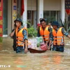 Lực lượng Quân đội, Công an, dân quân giúp dân xã Bát Tràng, huyện Gia Lâm (Hà Nội) di chuyển ra khỏi vùng ngập lụt. (Ảnh: Thanh Tùng/TTXVN)