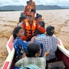 Lực lượng cứu hộ sơ tán người dân khỏi vùng ngập lụt tại Nay Pyi Taw (Myanmar), ngày 13/9/2024. (Ảnh: THX/TTXVN)