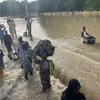 Người dân chạy lũ ở bang Borno, miền Bắc Nigeria ngày 15/9/2024. (Nguồn: Reuters)