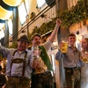 Người dân tham dự lễ hội bia Oktoberfest tại Munich (Đức). (Ảnh: THX/TTXVN)