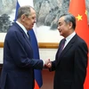 Ngoại trưởng Nga Sergey Lavrov (trái) và Bộ trưởng Ngoại giao Trung Quốc Vương Nghị tại cuộc gặp ở Bắc Kinh ngày 9/4/2024. (Ảnh: AFP/TTXVN)