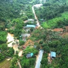 Tuyến giao thông huyết mạch Quốc lộ 2 Hà Giang-Tuyên Quang và đi các tỉnh bất ngờ bị hàng nghìn m3 đất đá sạt lở tràn xuống mặt đường gây sạt lở nghiêm trọng vào sáng 29/9 vừa qua. (Ảnh: TTXVN phát)