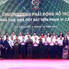 Thủ tướng Phạm Minh Chính với các đại diện các tổ chức, doanh nghiệp hỗ trợ kinh phí xóa nhà tạm, nhà dột nát. (Ảnh: Dương Giang/TTXVN)