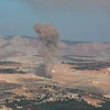 Khói bốc lên sau một vụ không kích tại Idlib (Syria). (Ảnh: AFP/TTXVN)