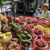 Người dân mua thực phẩm tại khu chợ ở Birmingham (Anh), ngày 13/8/2024. (Ảnh: Getty Images/TTXVN)