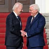 Tổng thống Đức Frank-Walter Steinmeier (phải) đón Tổng thổng Mỹ Joe Biden tại Berlin ngày 18/10/2024. (Ảnh: AA/TTXVN)