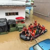 Lực lượng cứu hộ sơ tán người dân khỏi vùng ngập lụt do bão Trami tại tỉnh Camarines Sur (Philippines) ngày 24/10/2024. (Ảnh: THX/TTXVN)