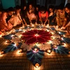 Năm ngoái, lễ hội Diwali - lễ hội ánh sáng của người Hindu tại Ấn Độ đã lập kỷ lục thế giới Guinness về số lượng đèn dầu bằng đất được thắp sáng. (Ảnh: AFP/TTXVN)