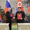 Ngày 19/6/2024, Tổng thống Nga Vladimir Putin (trái) và nhà lãnh đạo Triều Tiên Kim Jong Un ký hiệp ước về quan hệ đối tác chiến lược toàn diện giữa hai nước. (Ảnh: Yonhap/TTXVN)