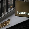 Thương hiệu thời trang Burberry tại cửa hàng ở London (Anh). (Ảnh: AFP/TTXVN)