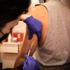 Nhân viên y tế tiêm vaccine phòng bệnh đậu mùa khỉ cho người dân tại Chicago (Mỹ). (Ảnh: THX/TTXVN)