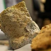 Một mảnh đá uranium. (Nguồn: Reuters)