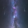 Dải Ngân Hà tỏa sáng rực rỡ trên bầu trời đêm trong một cơn mưa sao băng Perseids, phía trên những ngọn núi và hồ Pampilhosa da Serra, miền Trung Bồ Đào Nha. (Nguồn: National Geographic)