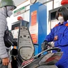 Mua bán xăng, dầu tại điểm kinh doanh xăng dầu Petrolimex trên địa bàn Hà Nội. (Ảnh: Trần Việt/TTXVN)