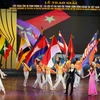 Tiết mục văn nghệ mở màn cho lễ trao giải với 10 lá quốc kì của 10 Quốc gia trong cộng đồng ASEAN. (Ảnh: Doãn Đức/Vietnam+)