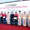 Phó Cục trưởng C67 Đỗ Thanh Bình và ông Yoshihisa Maruta - Công ty ôtô Toyota Việt Nam (TMV) trao bằng tốt nghiệp cho 8 giảng viên nòng cốt của Cục Cảnh sát giao thông và TMV. (Ảnh: Doãn Đức/Vietnam+)