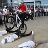 Màn trình diễn xe đạp stunt độc đáo do vận động viên chuyên nghiệp từ Tập đoàn BMW. (Ảnh: Doãn Đức/Vietnam+)