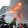 Nỗ lực dập lửa tại cây xăng chợ đầu mối Đền Lừ. (Ảnh: Minh Sơn/Vietnam+)