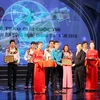Ông Lại Xuân Môn - Chủ tịch Ban chấp hành Trung ương Hội Nông dân Việt Nam trao giải nhất của cuộc thi cho thí sinh Bùi Văn Xuân (Hòa Bình)