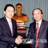 Ông Tô Huy Rứa tiếp Cựu Thủ tướng Nhật Bản Yukio Hatoyama, tháng 3/2012. (Ảnh: Doãn Tấn/TTXVN)