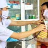 Nhân viên y tế khám, chữa bệnh cho trẻ ở xã Quảng Chu, huyện Chợ Mới, Bắc Kạn. (Ảnh: Dương Ngọc/TTXVN)