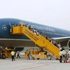 Những hành khách đầu tiên đến Phú Quốc bằng máy bay Boeing 777. (Ảnh: Đức Tám/TTXVN)