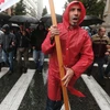 Ngưởi biểu tình trong cuộc tổng bãi công ngày 6/11 ở Athens. (Nguồn: Reuters)