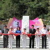 Cắt băng khánh thành công trình tôn tạo, mở rộng Khu di tích lịch sử Kim Đồng, giai đoạn 1. (Ảnh: Quân Trang/TTXVN)