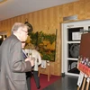 Khách tham quan triển lãm tranh "Bản giao hưởng sắc màu" của Việt Nam tại Bỉ. (Ảnh: Hương Giang/Vietnam+) 