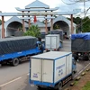 Vận chuyển hàng hóa vào Khu Kinh tế thương mại đặc biệt Lao Bảo, huyện Hướng Hóa, Quảng Trị. (Ảnh: Danh Lam/TTXVN)