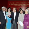 Chủ tịch Quốc hội Nguyễn Sinh Hùng với các đại biểu khu dân cư phường Trần Hưng Đạo. (Ảnh: Nguyễn Dân/TTXVN)
