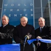 (Từ trái sang phải): Thị trưởng thành phố New York Michael Bloomberg và các quan chức đại diện cho các tập đoàn xây dựng cắt băng khánh thành tòa nhà đầu tiên của Trung tâm thương mại. (Nguồn: AFP/TTXVN)