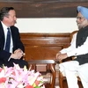 Thủ tướng Ấn Độ Manmohan Singh (phải) hội kiến Thủ tướng Anh David Cameron đang ở thăm Ấn Độ. (Nguồn: AFP/TTXVN)