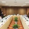 Đoàn đại biểu Quốc hội thành phố Hà Nội thảo luận ở tổ. (Ảnh: Doãn Tấn/TTXVN)