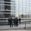 Cảnh sát gác bên ngoài trụ sở Ngân hàng Societe Generale ở quận thương mại La Defense, ngoại ô phía tây thủ đô Paris, ngày 18/11. (Nguồn: AFP/TTXVN)