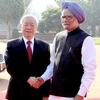 Thủ tướng Ấn Độ Manmohan Singh đón Tổng Bí thư Nguyễn Phú Trọng tại lễ đón sáng 20/11. (Ảnh: Trí Dũng/TTXVN)