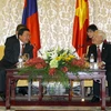 Chủ tịch Ủy ban Nhân dân Thành phố Hồ Chí Minh Lê Hoàng Quân tiếp Tổng thống Mông Cổ, Tsakhiagiin Elbegdorj đang trong chuyến thăm và làm việc tại Việt Nam. (Ảnh: Thanh Vũ/TTXVN)