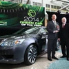 Phó Chủ tịch cấp cao của Honda, Mike Accavitti (trái) nhận giải thưởng "Xe xanh" từ Chủ tạp chí Xe Xanh, Ron Cogan cho mẫu xe Honda Accord. (Nguồn: USA TODAY)