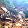Tìm cứu các nạn nhân vụ sập hầm khai thác vàng trái phép hôm 5/8/2010 tại bãi vàng Sa Phìn, xã Nậm Xây, Văn Bàn (tỉnh Lào Cai). (Ảnh: Lục Văn Toán/TTXVN) 