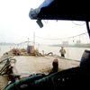 Một tàu khai thác cát trái phép bị thu giữ ở Hải Dương, năm 2011. (Ảnh: Trần Tiến Duẩn/TTXVN)
