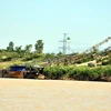 Một diểm khai thác cát trái phép trên sông Thu Bồn, đoạn qua Điện Bàn, Quảng Nam. (Nguồn: TTXVN)