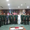 Tư lệnh Quốc phòng Malaysia Zulkefli Mohd Zin (người đứng thứ sáu từ bên trái) và đoàn Học viện Hậu cần Việt Nam. (Ảnh: Kim Dung/Vietnam+)
